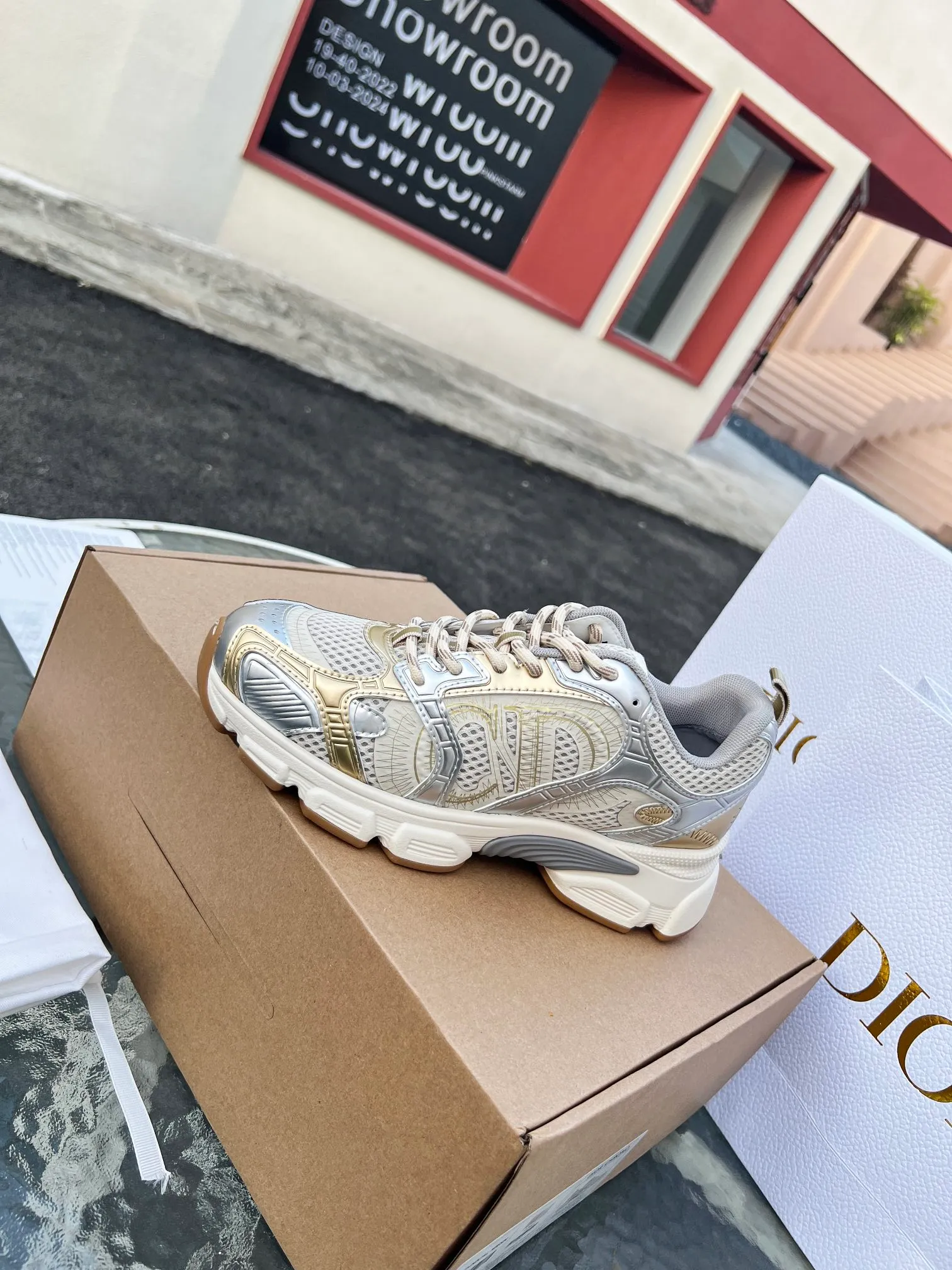 👟👟Ex-factory price 600👟👟 High version couple model🍸 Dior Dior | 2024 ˢˢDilraba, many stars have the same style. L’s 2024 spring and summer new products. The latest popular Chrono series, thick-soled mesh color-blocking running shoes, dad shoes, casual sports shoes series〰 Original purchase, development and production👍🏻This Dior Chrono sneaker is made of white and black mesh fabric with leather effect panels. The CD logo on both sides, the star patch on the tongue and the Dior logo on the heel, many details highlight the style. The two-tone laces, lightweight sole and star embellishment allow for a casual look all year round, complementing a variety of casual or elegant pieces. ♺Upper: Original imported first-layer cowhide + mesh ♺Inner lining: Original customized breathable lining ♺Outsole: Original molded EVA super light and super soft outsole ♺Heel height: 4.5cm ♺Size: Female 35-41 Male 39-45 (Female 40.41 Male 45 customized)
